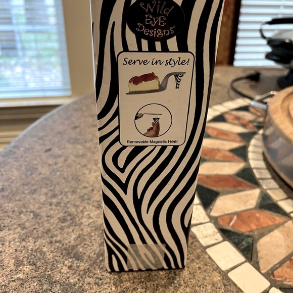 NEW Wild Eye Design Stainless Steel High Heel Cake Server - Picture 3 of 8